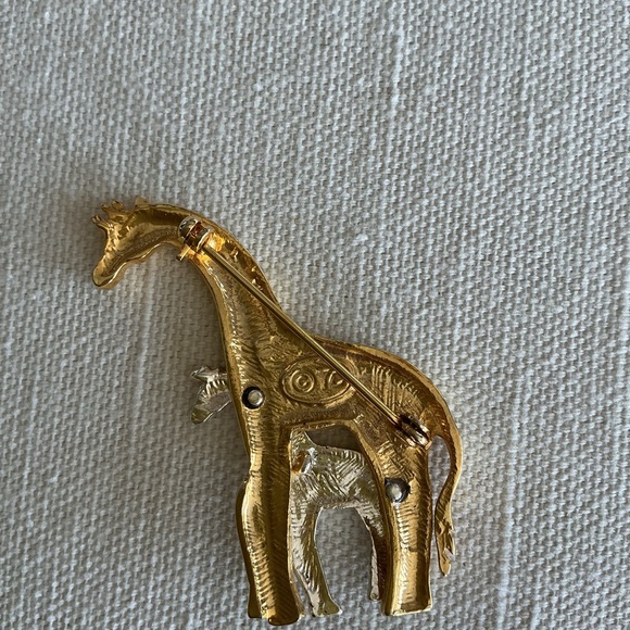 TC Gold and Black Giraffe Two Toned Brooch - Picture 2 of 2